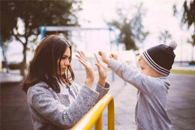 孩子总觉得“我不行”，家长巧用这3招，帮助孩子摆脱自卑心理