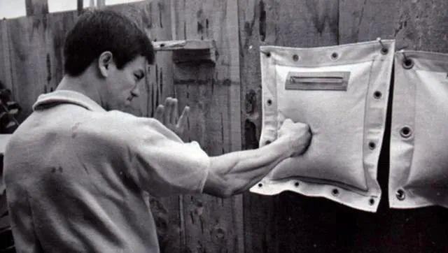 揭秘:武术宗师叶问到底教了李小龙什么?