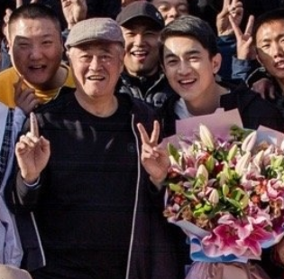 刘老根4杀青，赵本山与范伟合照破不合传闻，郑爽客串成最大惊喜