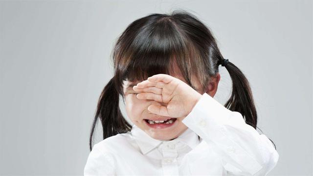 孩子总觉得“我不行”，家长巧用这3招，帮助孩子摆脱自卑心理