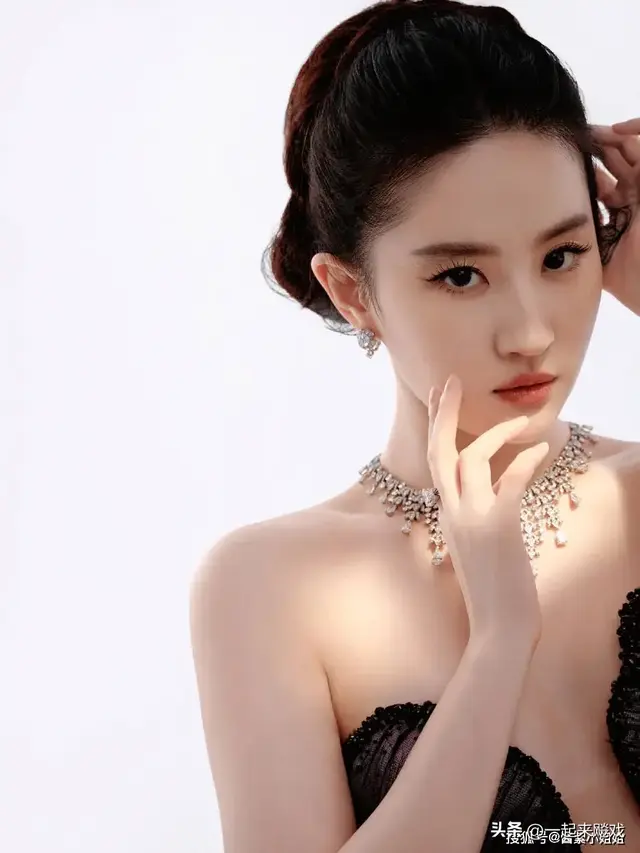 刘亦菲性感大红唇，她的颜值从未输过