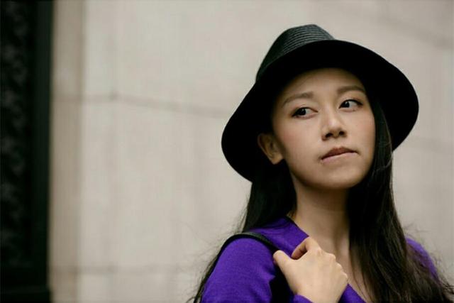 “知名主持”携父母定居美国，“模样美丽”，已嫁富豪生二胎