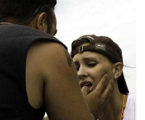 女子用弓箭射亚洲鲤鱼，却惨遭鲤鱼反击！