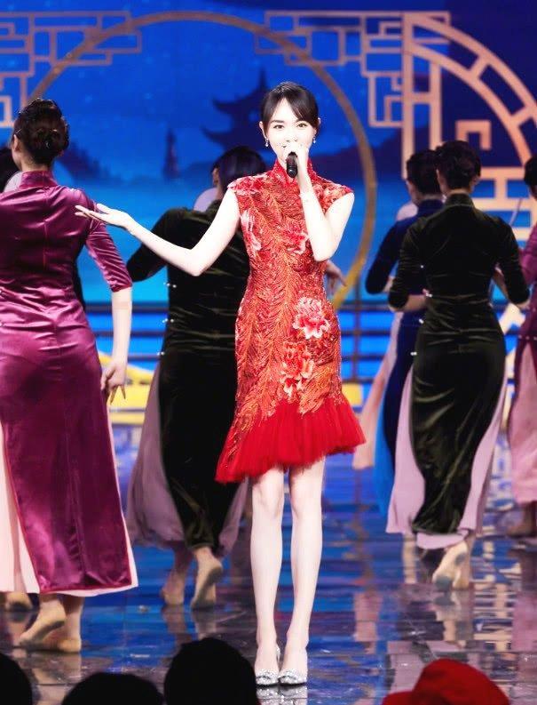 穿红裙的唐嫣太惊艳了，转身回眸的那一瞬间，是心动的感觉