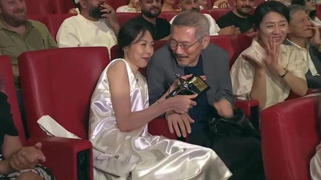 金敏喜：美得特殊，前任都是男神，却和64岁导演婚外恋9年怀了孕
