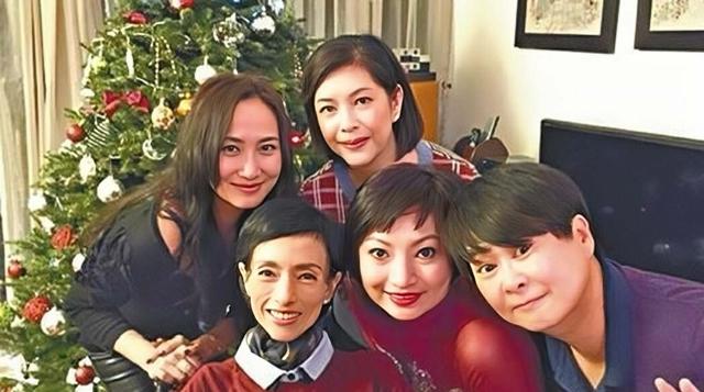 52岁香港女星宣布结婚，想生娃身体不允许，交友软件认识外籍老公