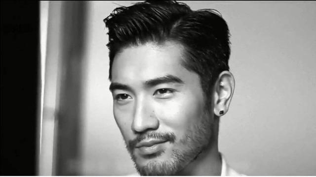 这种明星还有人买单？都是被粉丝惯得，引用成龙：看你们几时完