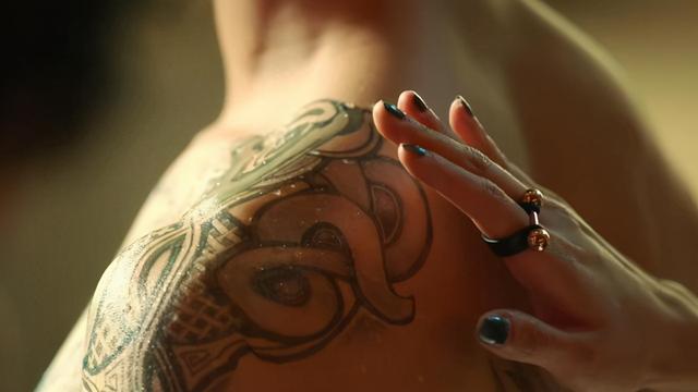 张起灵的麒麟纹身,预热显现,阿透在巴乃找到了染料配方