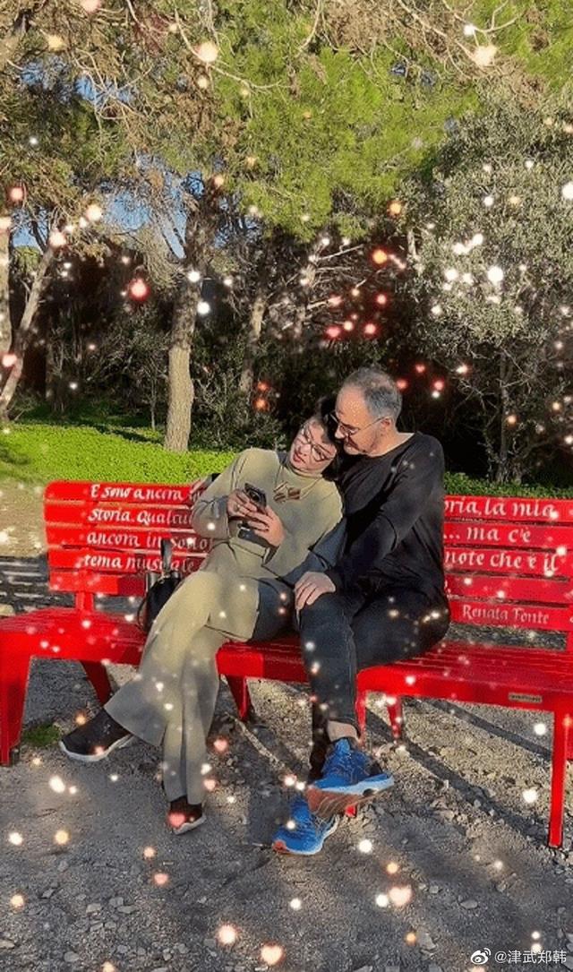 54岁金星与老公秀恩爱，靠汉斯肩膀好甜，网友：像个慈祥的老太太