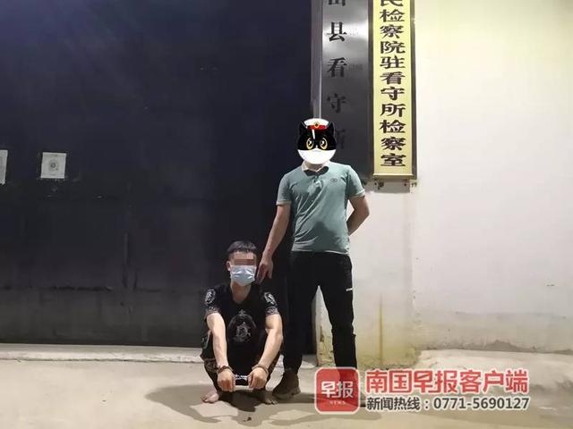 面包车竟是淫窝！灵山一男子揽客与失足女“车震”