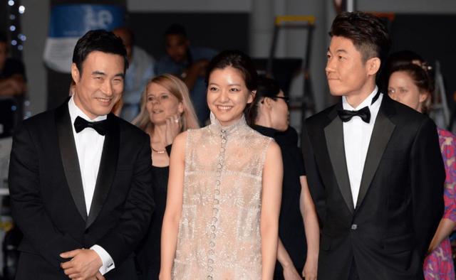 《办公室》：韩国电影揭秘职场真相，让人沉思不已。