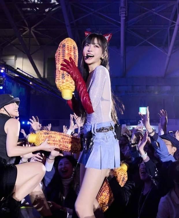 谢金燕51岁舞台状态活力满满 长腿细腰穿短裙热舞