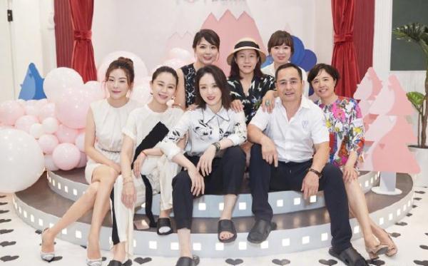 佟大为妻子关悦晒和董璇同框照，两人很美了，可还是被女儿抢了镜
