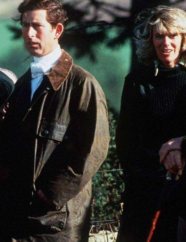 1985年,戴安娜穿着白色的长裙翩翩起舞,查尔斯却嫌弃她过于张扬