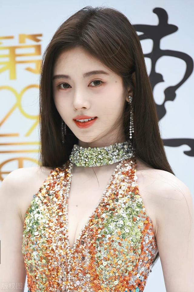 鞠婧祎泳装曝光，身材如此完美！穿比基尼露出美背，网友大饱眼福