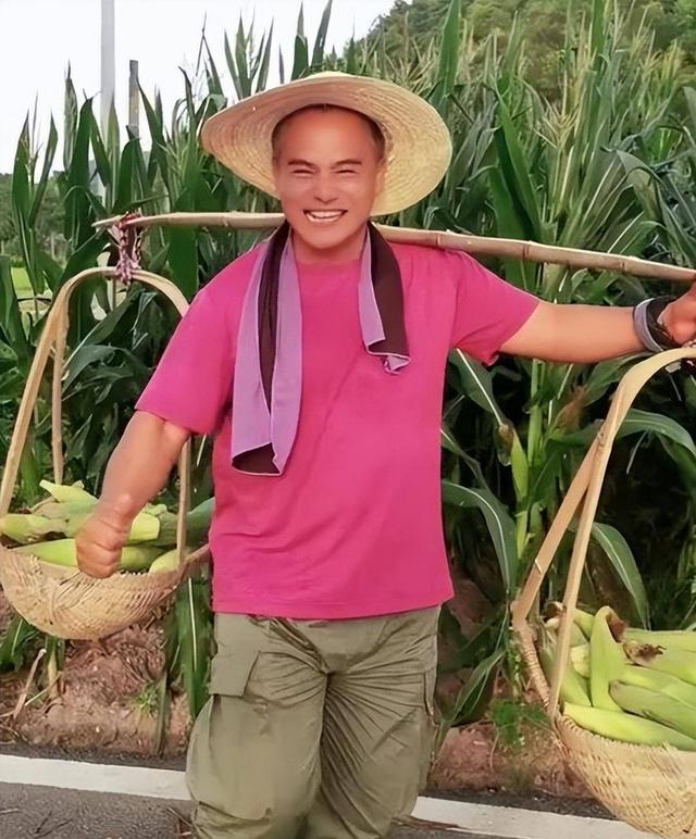 黑子：演过《打狗棍》的那图鲁，成名后不炒作没绯闻，娶芙蓉为妻