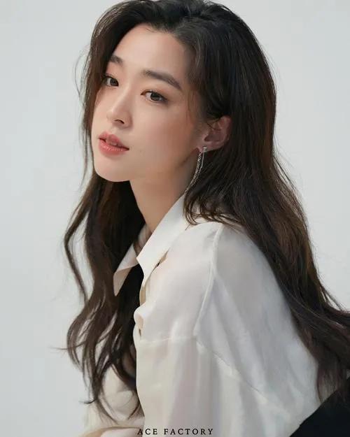 她是韩版渡边美波,与宋仲基演激情戏,是池昌旭的最新荧幕cp。