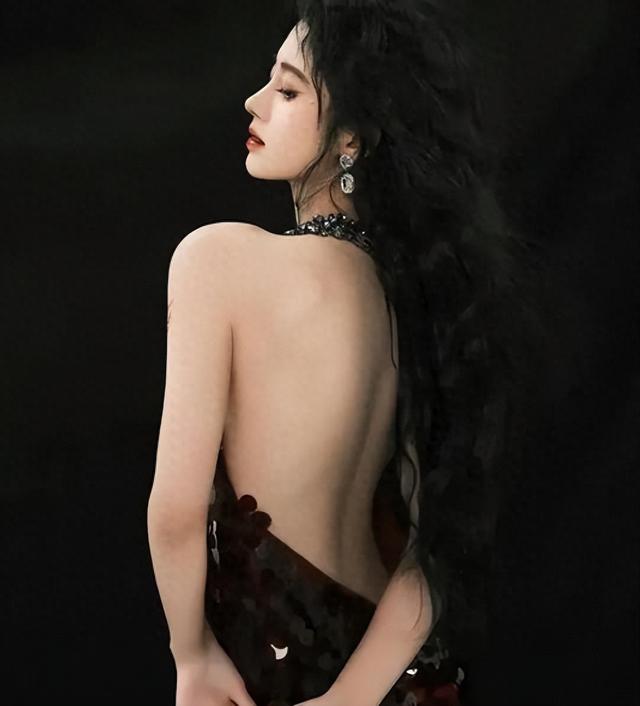 鞠婧祎泳装曝光，身材如此完美！穿比基尼露出美背，网友大饱眼福