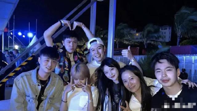 王中磊儿子威廉近照，和小时候差别大，14岁胡子拉碴太显成熟