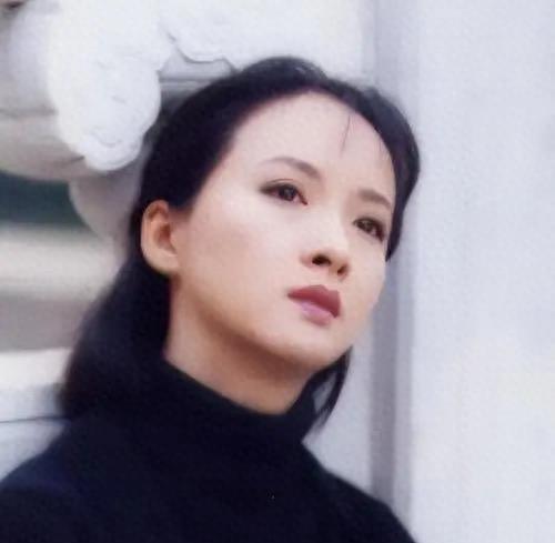 50岁演员谢兰被曝定居美国，低调回国近照变化大，脸泛油光不对称