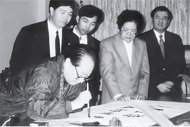 汪道涵墓碑掩藏的真相：儿子汪雨身世遭质疑，二任妻子产子时41岁