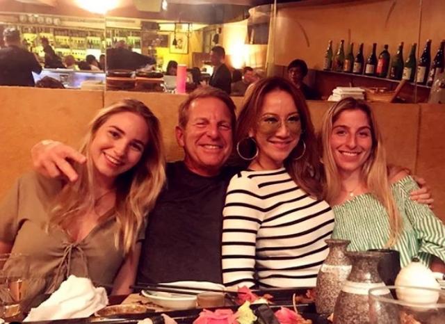 李玟一家四口罕见曝光，两个女儿颜值超高，身材性感像明星