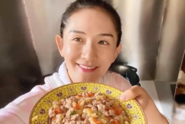40岁谢娜给女儿们做菜,素颜状态好,生完二胎恢复佳,被夸好贤惠