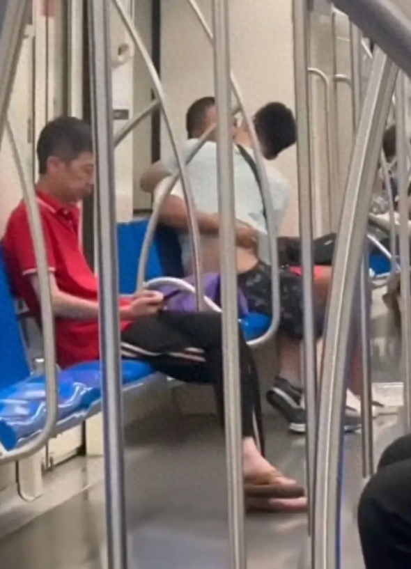 炸裂！上海8号线地铁两男子竟互相缠抱，拉丝舌吻