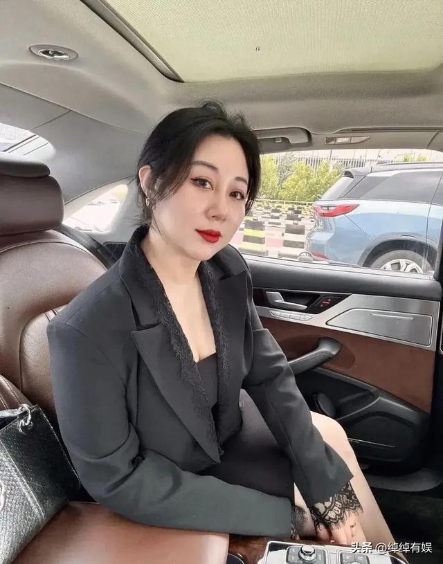 风韵犹存的熟妇!这样的大姐姐,谁不喜欢呢?