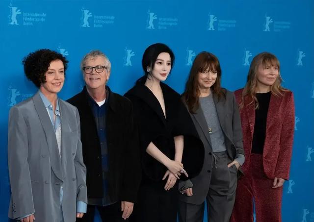 44 岁范冰冰素颜撸猫，红秋裤配卫衣在自家豪宅放飞自我