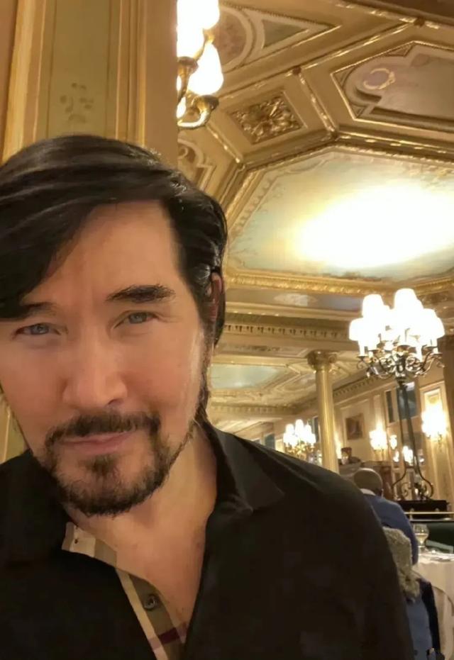 61岁费翔晒近照！留络腮胡眼睛深邃帅气依旧 独自生活有猫咪陪伴