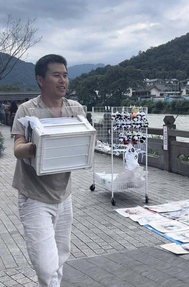 成都都江堰:“无手”小哥捏出精美泥塑作品 励志人生获百万粉丝关注丨看见正能量