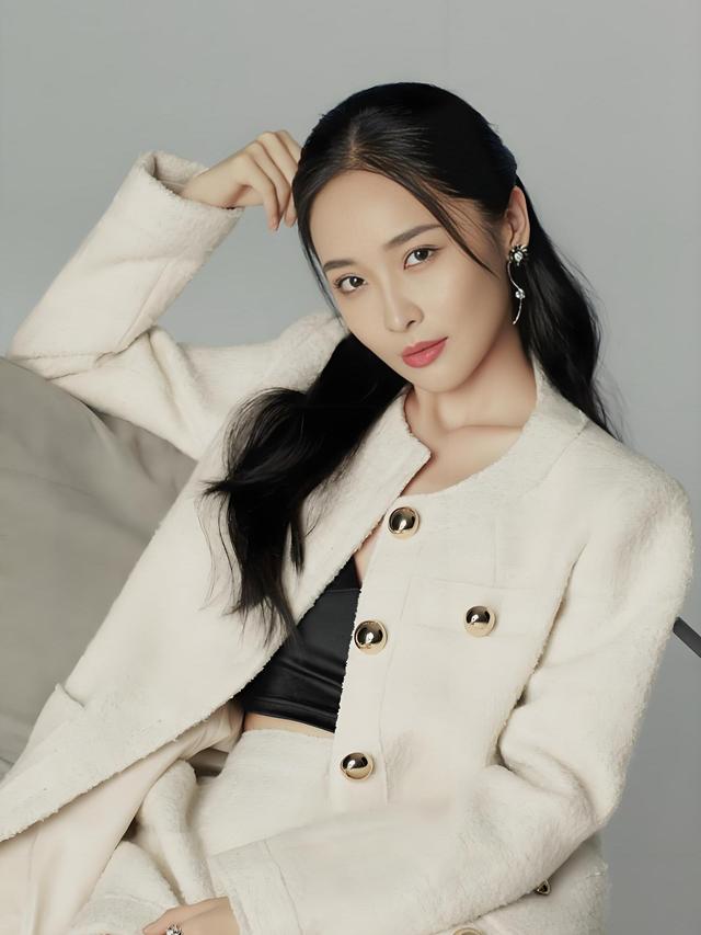 一夜成名的谋女郎”李曼，为何17年后仍被贴上“不温不火”标签？