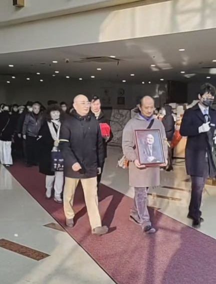 冬至当天童祥苓下葬！童家兄弟推着89岁母亲，送父亲最后一程