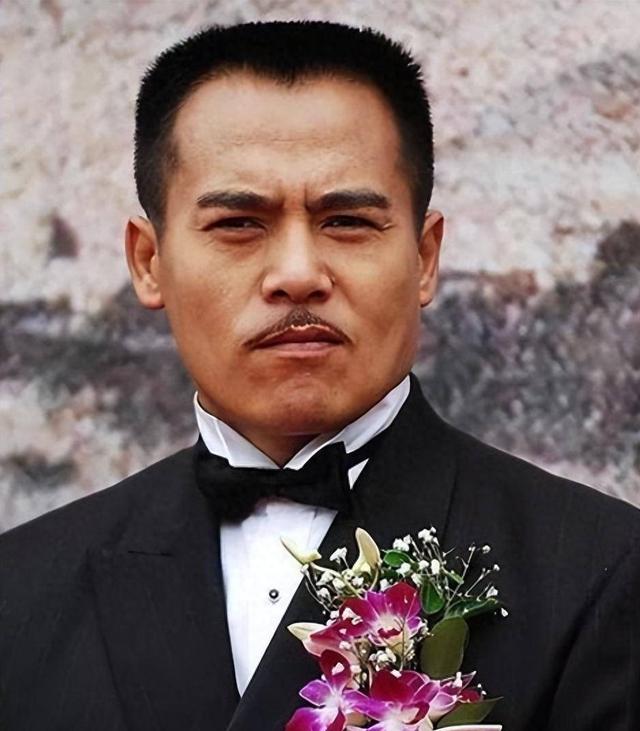 黑子：演过《打狗棍》的那图鲁，成名后不炒作没绯闻，娶芙蓉为妻