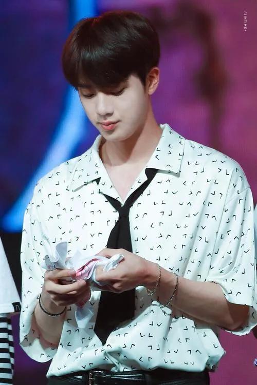 诚邀各位来欣赏“世首雕”金硕珍的美貌