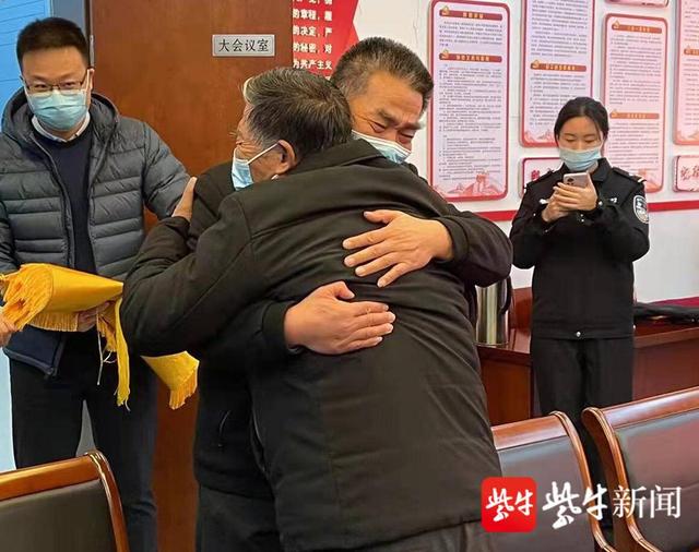 失散62载终重逢,一对老兄弟,抱在一起哭成一团