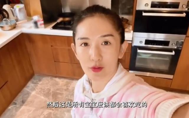 40岁谢娜给女儿们做菜,素颜状态好,生完二胎恢复佳,被夸好贤惠
