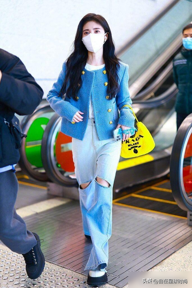 鞠婧祎真是“美丽冻人”！大冬天光腿穿破洞裤走机场，为时髦拼了