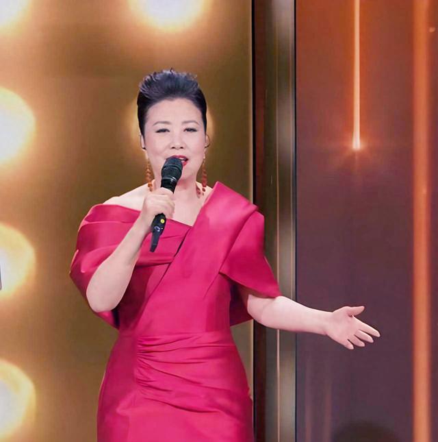 汪明荃上春晚引关注！她患双癌，丈夫罗家英患肝癌