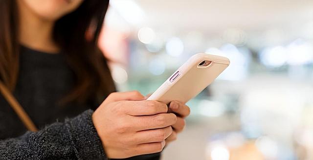 44岁阿姨与22岁小伙网恋,见面当天发生关系,3日后报案:他装富