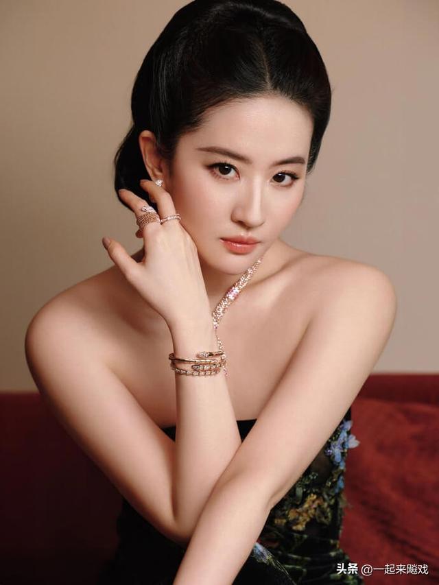 刘亦菲性感大红唇，她的颜值从未输过