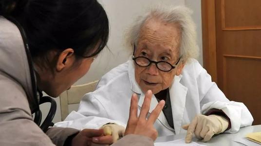 “仁医奶奶”胡佩兰，98岁高龄仍坐诊，从医70年从不开超百元药方