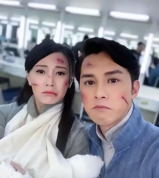 群星现身千亿富豪饭局,朱晨丽稳坐C位,曾被好姐妹爆料好事将近