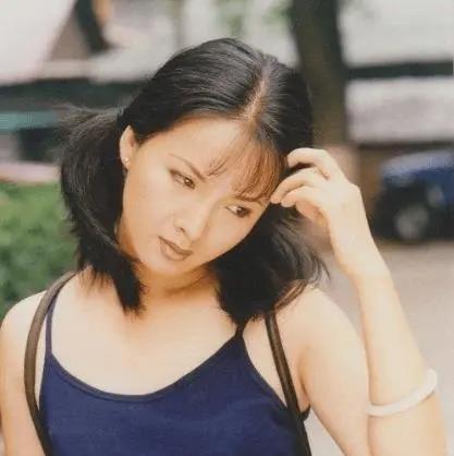 50岁演员谢兰被曝定居美国，低调回国近照变化大，脸泛油光不对称