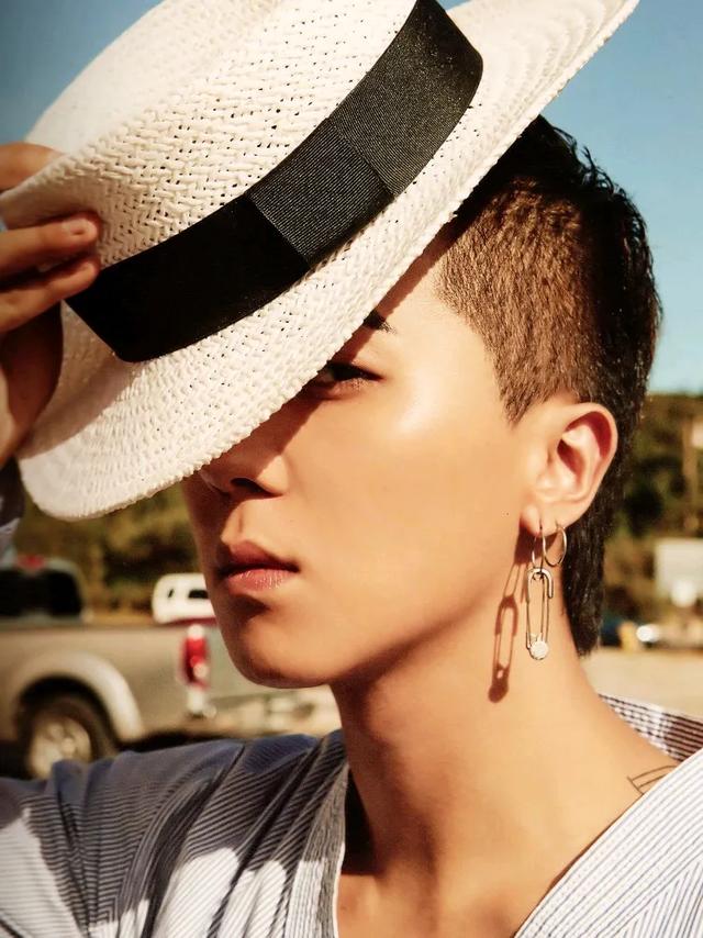 歌手宋旻浩出席警方调查