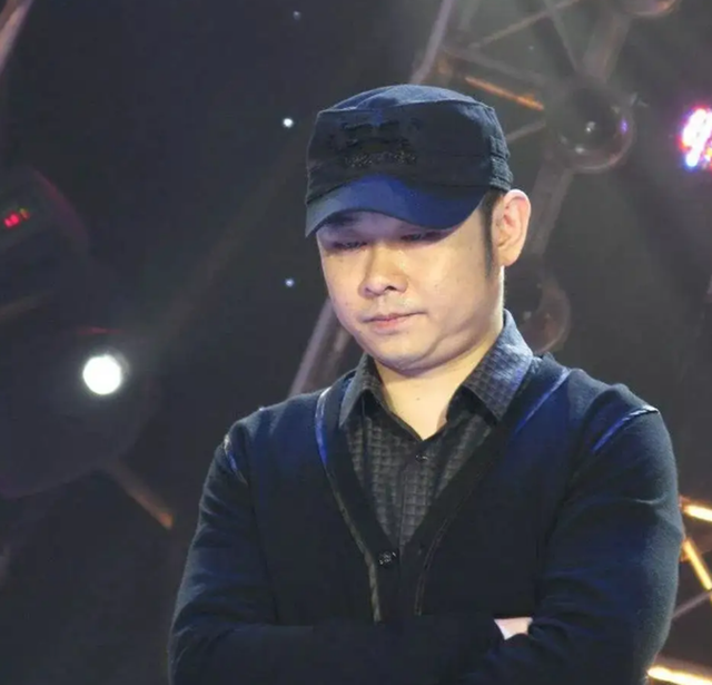 头婚嫌弃他穷,二婚把所有的爱都给了他,刀郎的成功,离不开妻子