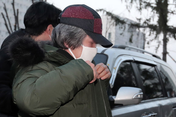 背着手连鞠两躬，“素媛案”原型罪犯今出狱！曾称要见受害者，居民聚众抗议