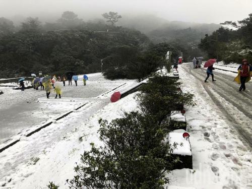 台湾遇寒流阳明山降雪 民众上山赏雪兴奋不已(图)