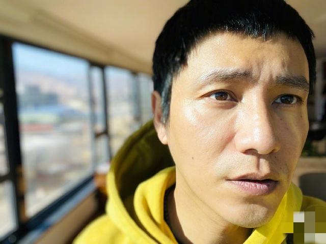陈尊佑19岁生日晒照，与幼时大不同五官神似陈坤，戴耳钉手臂纹身